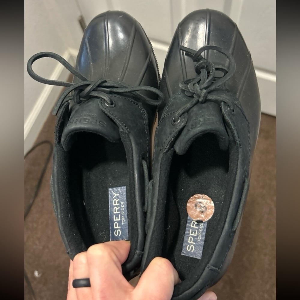 Women’s 8

Worn once, minimal signs of wear 

Comfy and waterproof